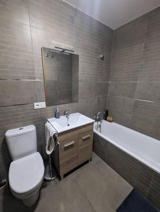 Piso Completo Y Moderno, Burgos Apartment Bagian luar foto